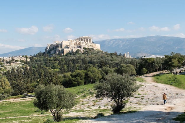 낮에 그리스 아테네의 기념비적 인 Filopappou 언덕의 아름다운 샷