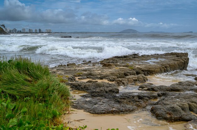 Красивый снимок пляжа мулулаба в квинсленде, австралия