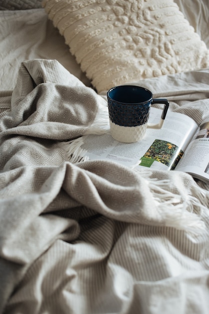 Bel colpo di caffè del mattino a letto - concetto di pigrizia mattutina