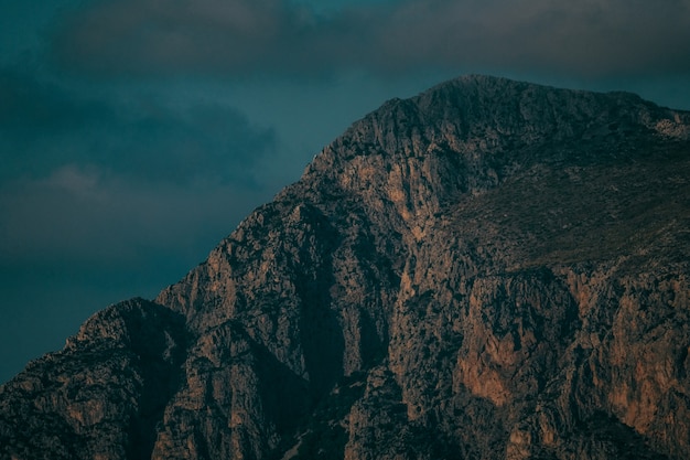 Bello colpo di una montagna sotto un cielo nuvoloso scuro