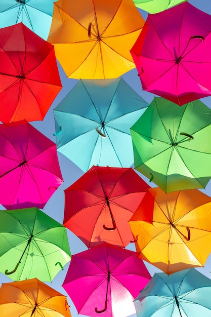 푸른 하늘에 대 한 여러 가지 빛깔 부동 우산의 아름 다운 샷