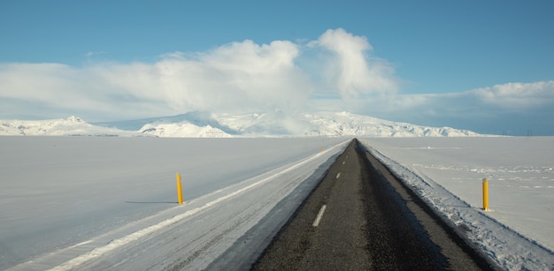 빙하로 이어지는 좁은 콘크리트 도로의 아름다운 샷