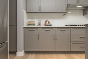 Бесплатное фото Красивый снимок современного дома кухонные полки и ящики