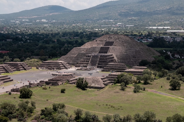 無料写真 メキシコ、テオティワカンの太陽のピラミッドの美しいショット