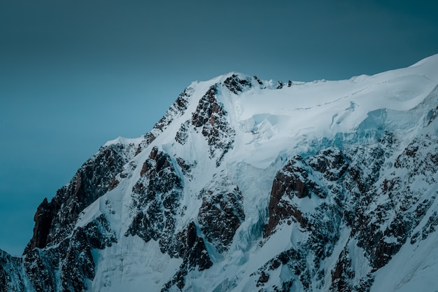 Красивая съемка снежной горы с ясным небом Бесплатные Фотографии