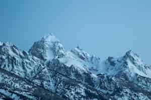 Бесплатное фото Красивый снимок гор, покрытых снегом под ясным голубым небом