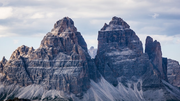 무료 사진 흐린 하늘 tre cime 디 lavaredo 산의 아름 다운 샷