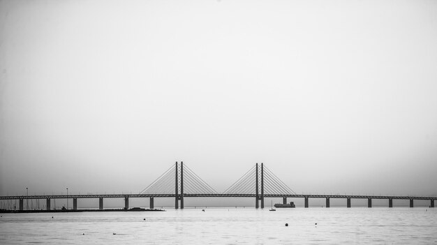 안개에 둘러싸인 스웨덴의 Oresund Bridge의 아름다운 샷