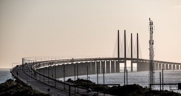 Bella ripresa del ponte di oresund con auto in svezia