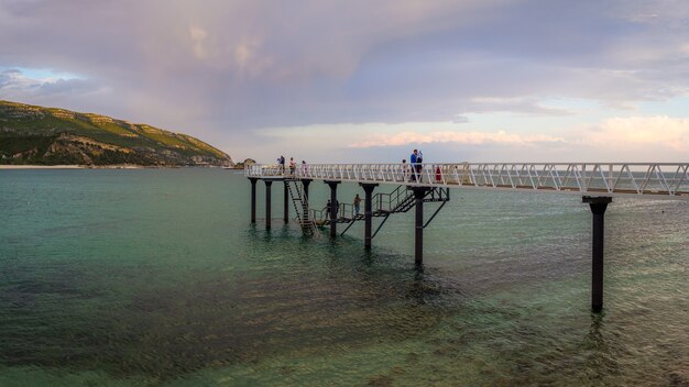 Красивый снимок людей в гавани в Parque Natural da Arrábida, Casal, Португалия