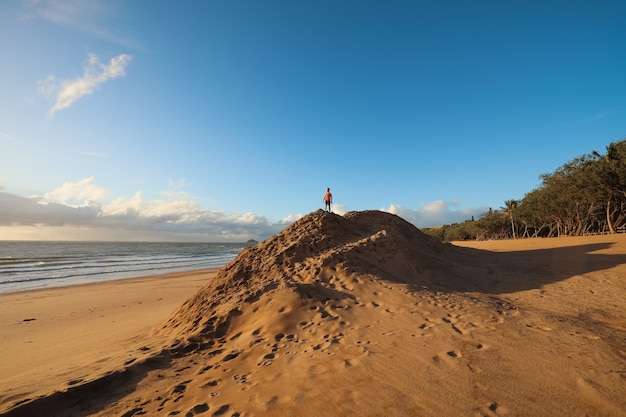 Foto gratuita bellissimo scatto di persone sulla collina in spiaggia