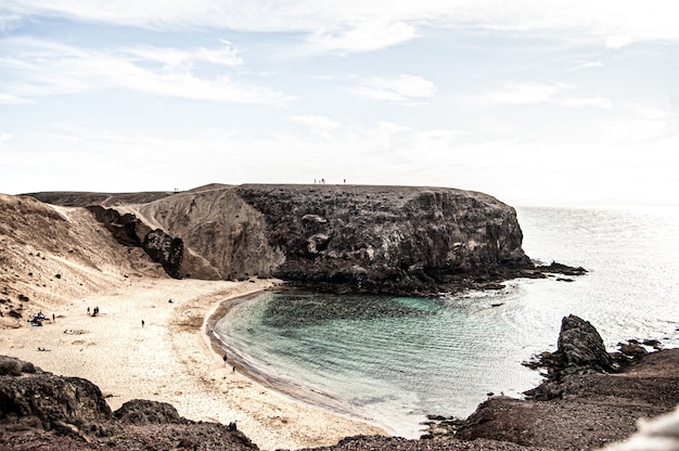 Lanzarote에 위치한 Playa de la Cera의 아름다운 샷. 일광 동안 스페인