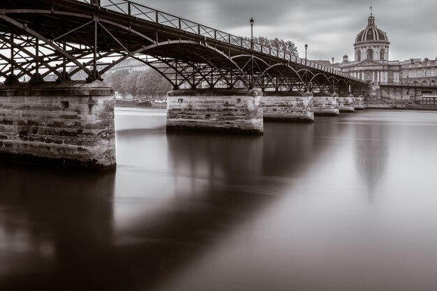Красивый снимок моста искусств и Института Франции в Париже, Франция