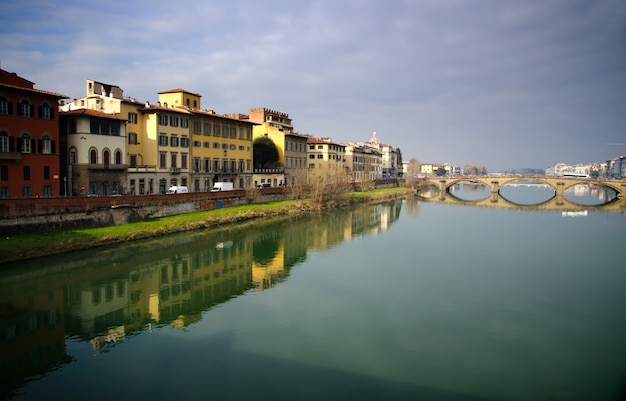 イタリア、フィレンツェ、ヴェッキオ橋の美しいショット