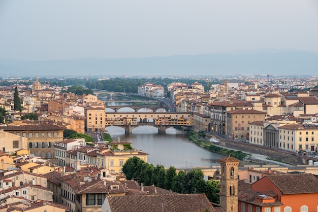 이탈리아 투스카니 피렌체에 있는 베키오 다리의 아름다운 사진
