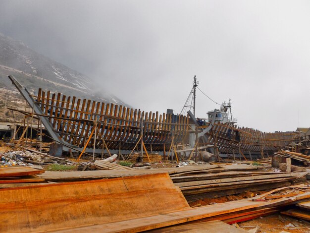 Красивый снимок процесса постройки корабля в пасмурный день