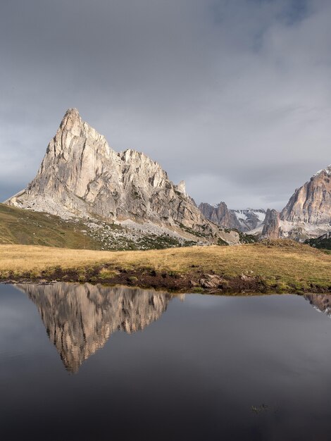 イタリアの湖の山々の反射の美しいショット