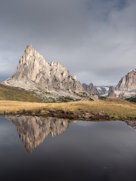 Красивый снимок отражения гор в озере в Италии