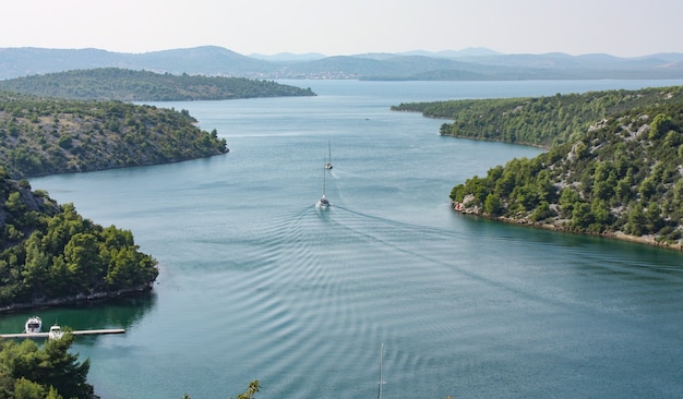 Foto gratuita bella ripresa di un fiume nel parco nazionale di krka di lozovac, croazia