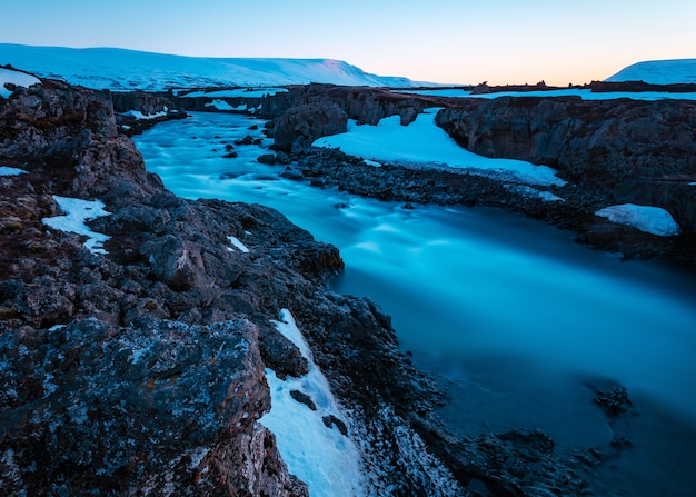 Free photo beautiful shot of a river in a rocky field