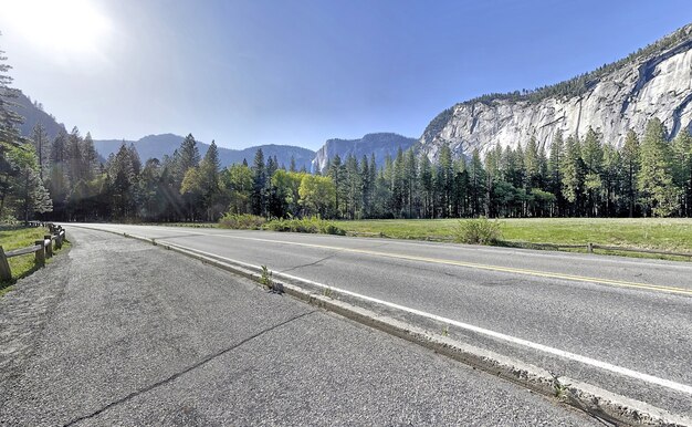 カリフォルニア州ヨセミテ国立公園近くの道路からの岩層の美しいショット