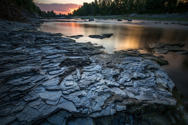 Foto gratuita bellissimo scatto di rocce vicino al lago