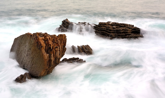 波状の海の岩の美しいショット