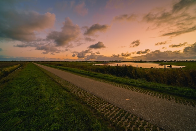 Bellissimo scatto di un paesaggio rurale al tramonto