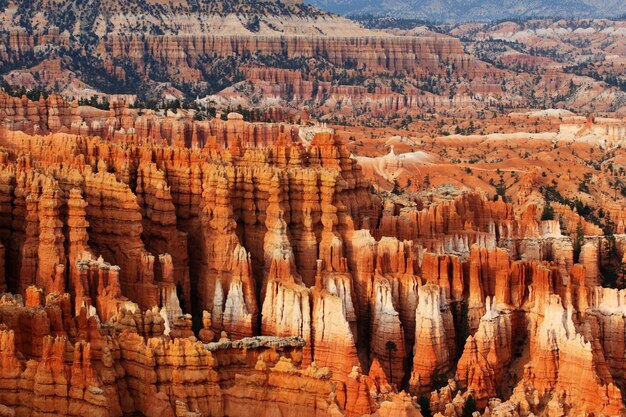 Красивый снимок скальных образований из песчаника в долине монументов Олято в штате Юта, США