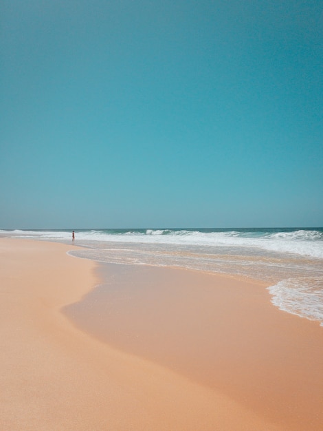Красивый снимок песчаного пляжа в рио-де-жанейро с сильными волнами океана