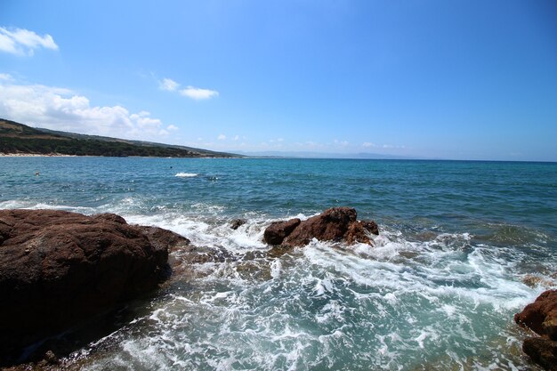 Красивый снимок моря, окруженного множеством скальных образований, в солнечный день