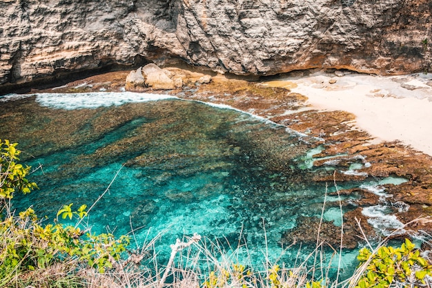 昼間の海岸での海の波の美しいショット