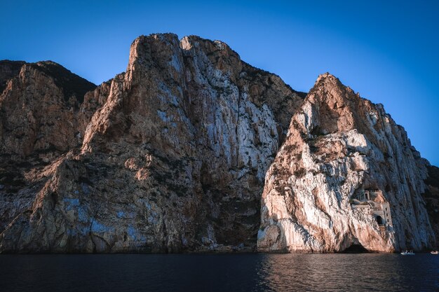 Красивый снимок моря со скалами на заднем плане