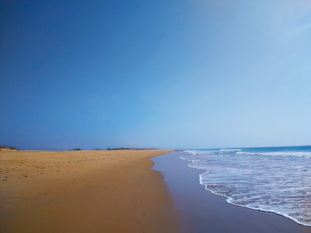 카디스, 스페인에서 화창한 날씨 동안 해변의 아름 다운 샷.