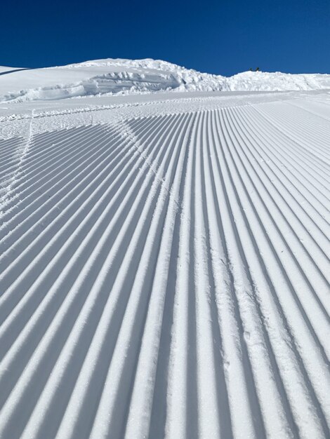 Красивый снимок снежного горного пейзажа с идеальными линиями