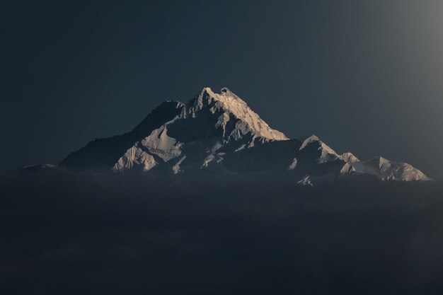 夕暮れ時の雪山の美しいショット