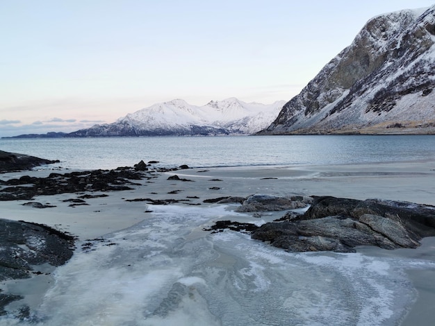 ノルウェーのクバレイ島の雪山と風景の美しいショット