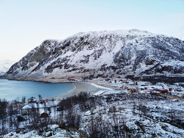 ノルウェーのクバレイ島の雪山と風景の美しいショット