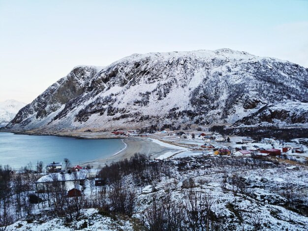 노르웨이 크발로야 섬의 아름다운 눈 덮인 산과 풍경