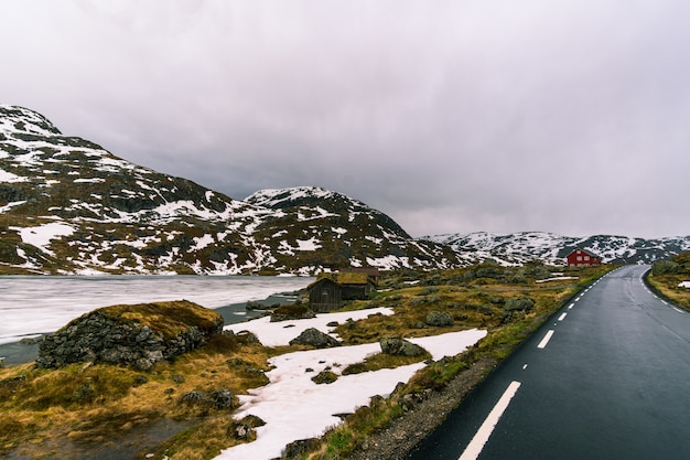 Foto gratuita bellissimo scatto del paesaggio norvegese innevato