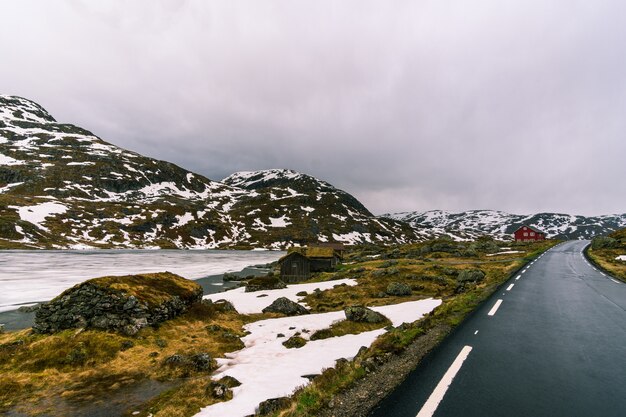 눈 덮인 노르웨이 풍경의 아름다운 샷
