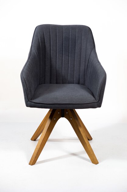 Красивый снимок стильного серого стула, изолированного на белом фоне