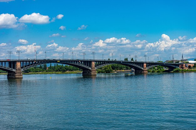 Красивый снимок арочного моста Теодора Хойса через реку в Майнце, Германия