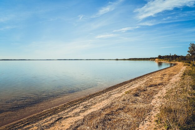 Красивый снимок спокойного озера при солнечном свете