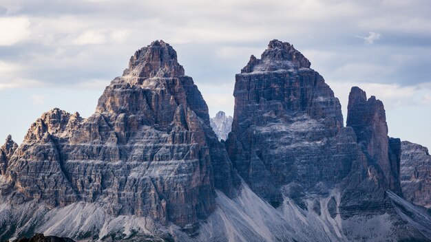 曇り空とTre cime di lavaredo山の美しいショット