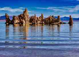 Free photo beautiful shot of tufa towers at mono lake tufa state natural reserve in california