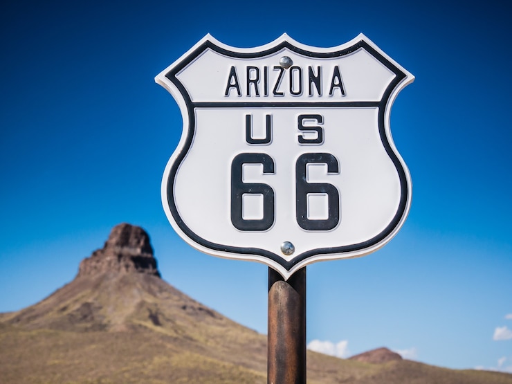 무료 Photo 맑고 푸른 하늘을 배경으로 미국 애리조나 주에 있는 us route 66의 아름다운 사진