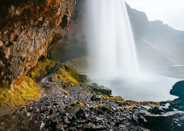 Красивая съемка водопада в скалистых горах