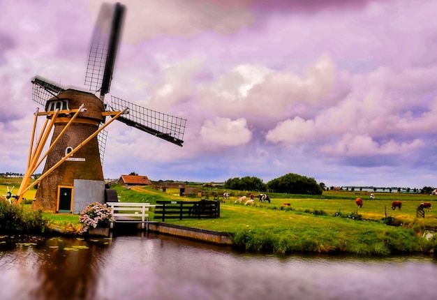 네덜란드의 흐린 하늘 아래 호수 근처 풍차의 아름다운 샷