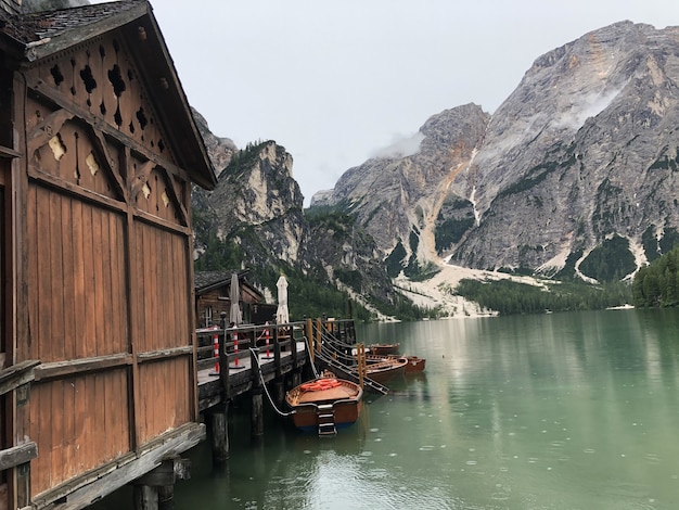 Braies 호수에 나무 보트의 아름다운 샷